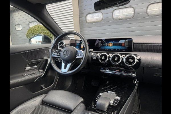 Mercedes-Benz A-Klasse 200 Business Solution AMG | Navigatie | Camera | Stoelverwarming | Climate Control | Lichtmetalen Velgen |