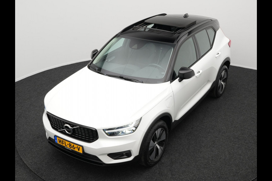 Volvo XC40 T5 Recharge R-Design Plug In Hybrid 261pk PHEV | Panodak | Trekhaak af Fabriek | Apple Carplay | Virtual | Navigatie | L.M. 18" | DAB | Cruise Control | Climate Control |