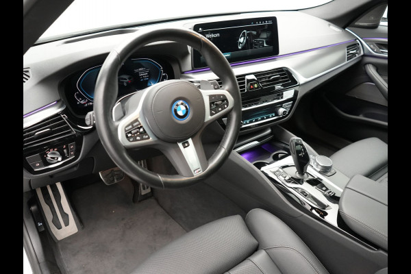 BMW 5 Serie Touring 530e M-Sport Plug In Hybrid PHEV | Adaptive Cruise | Trekhaak af Fabriek | Laser LED | Carplay | Camera | Head Up | Electrische Lederen Sportstoelen | Stuur/Stoel Verwarming |