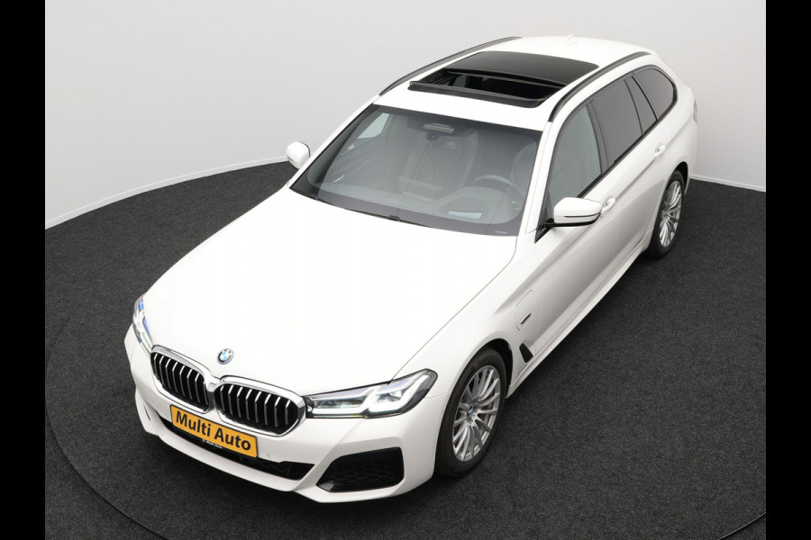 BMW 5 Serie Touring 530e M-Sport Plug In Hybrid PHEV | Adaptive Cruise | Trekhaak af Fabriek | Laser LED | Carplay | Camera | Head Up | Electrische Lederen Sportstoelen | Stuur/Stoel Verwarming |