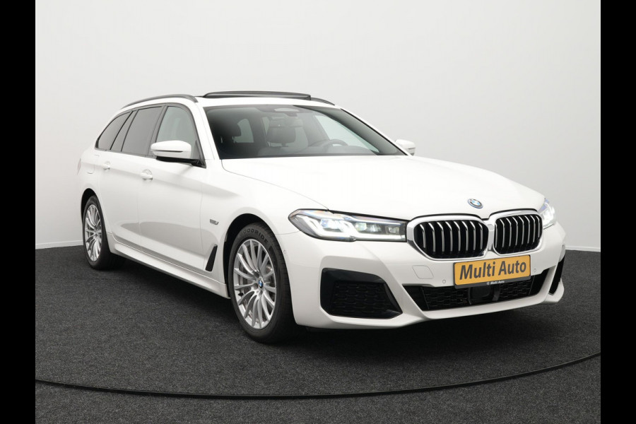 BMW 5 Serie Touring 530e M-Sport Plug In Hybrid PHEV | Adaptive Cruise | Trekhaak af Fabriek | Laser LED | Carplay | Camera | Head Up | Electrische Lederen Sportstoelen | Stuur/Stoel Verwarming |