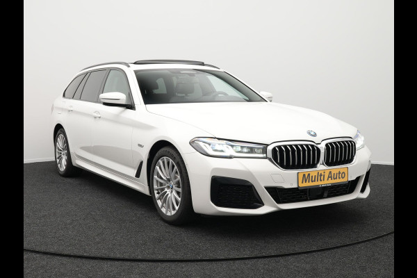 BMW 5 Serie Touring 530e M-Sport Plug In Hybrid PHEV | Adaptive Cruise | Trekhaak af Fabriek | Laser LED | Carplay | Camera | Head Up | Electrische Lederen Sportstoelen | Stuur/Stoel Verwarming |