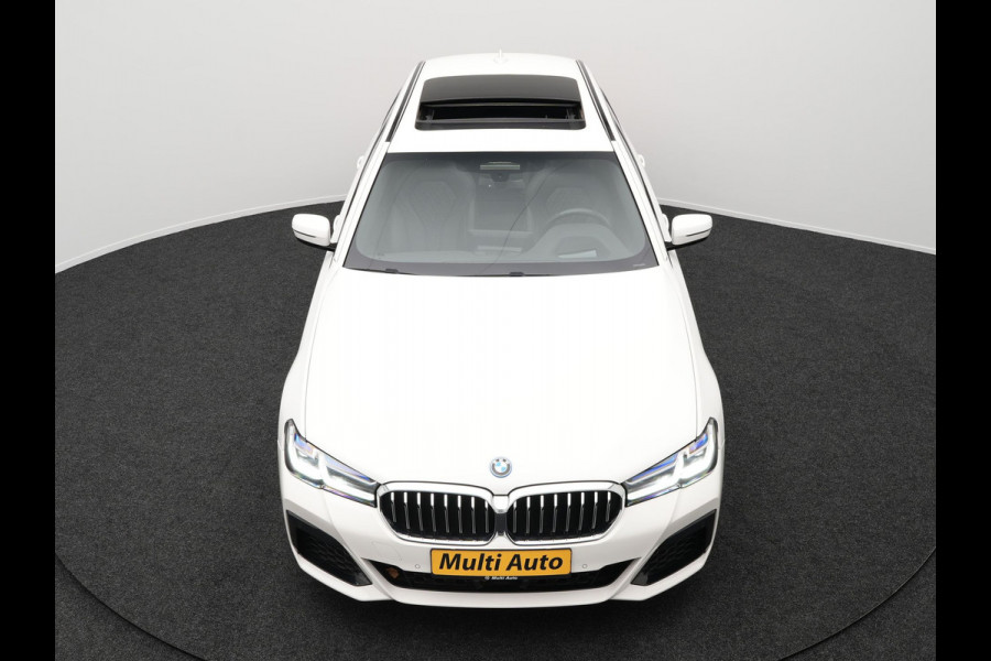 BMW 5 Serie Touring 530e M-Sport Plug In Hybrid PHEV | Adaptive Cruise | Trekhaak af Fabriek | Laser LED | Carplay | Camera | Head Up | Electrische Lederen Sportstoelen | Stuur/Stoel Verwarming |