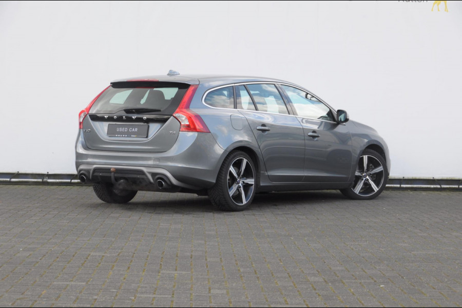 Volvo V60 T4 190PK Automaat Business Sport / Adaptieve cruise control / BLIS / Trekhaak / Leder met alcantara bekleding / Parkeersensoren met camera / Stoelverwarming / Standkachel