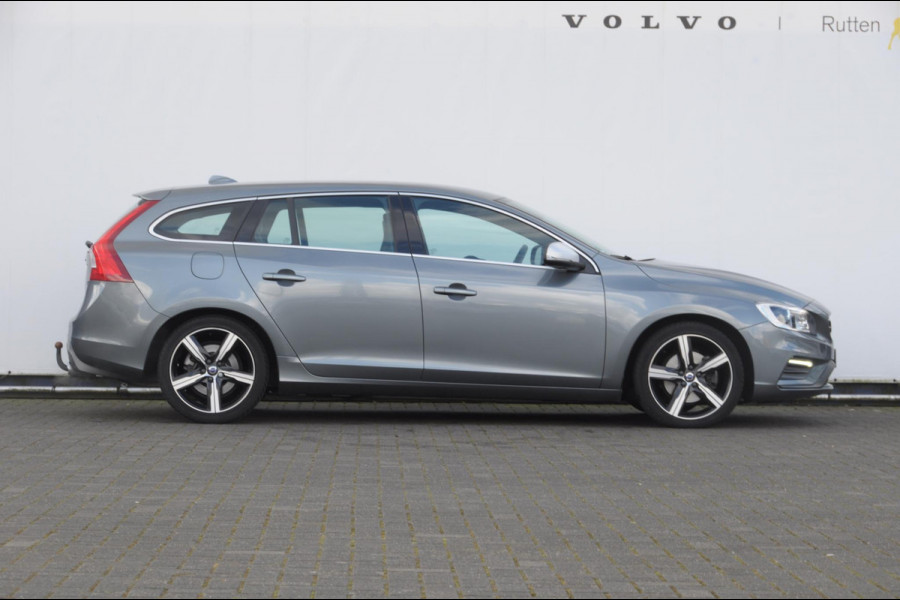 Volvo V60 T4 190PK Automaat Business Sport / Adaptieve cruise control / BLIS / Trekhaak / Leder met alcantara bekleding / Parkeersensoren met camera / Stoelverwarming / Standkachel