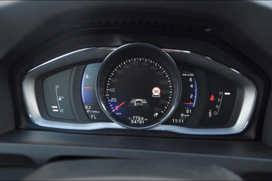 Volvo V60 T4 190PK Automaat Business Sport / Adaptieve cruise control / BLIS / Trekhaak / Leder met alcantara bekleding / Parkeersensoren met camera / Stoelverwarming / Standkachel