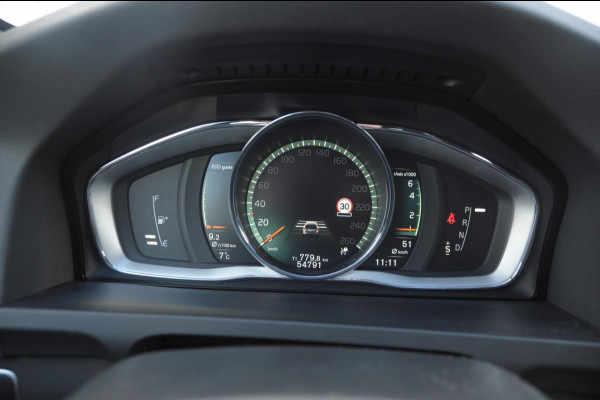 Volvo V60 T4 190PK Automaat Business Sport / Adaptieve cruise control / BLIS / Trekhaak / Leder met alcantara bekleding / Parkeersensoren met camera / Stoelverwarming / Standkachel