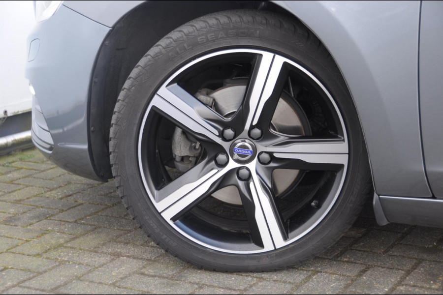 Volvo V60 T4 190PK Automaat Business Sport / Adaptieve cruise control / BLIS / Trekhaak / Leder met alcantara bekleding / Parkeersensoren met camera / Stoelverwarming / Standkachel