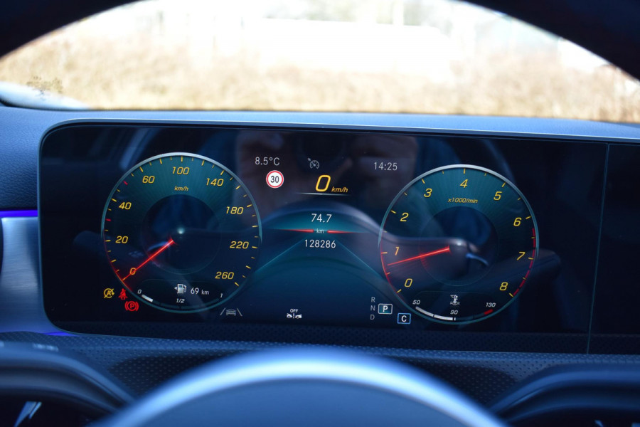 Mercedes-Benz A-Klasse 220 Premium Plus Pano Amg Sfeerverlichting