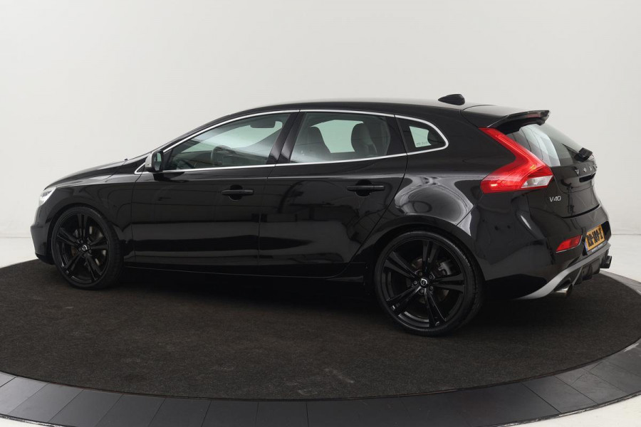 Volvo V40 2.0 T4 Sport | Stoelverwarming | Camera | Full LED | Leder/Alcantara | Navigatie | 19'' | Climate control | Bluetooth | PDC | Cruise control | R Design