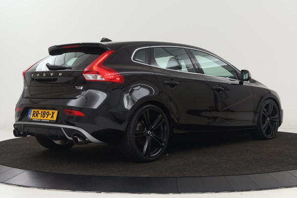 Volvo V40 2.0 T4 Sport | Stoelverwarming | Camera | Full LED | Leder/Alcantara | Navigatie | 19'' | Climate control | Bluetooth | PDC | Cruise control | R Design