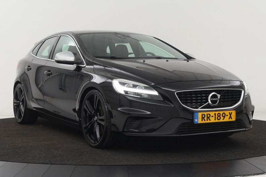 Volvo V40 2.0 T4 Sport | Stoelverwarming | Camera | Full LED | Leder/Alcantara | Navigatie | 19'' | Climate control | Bluetooth | PDC | Cruise control | R Design