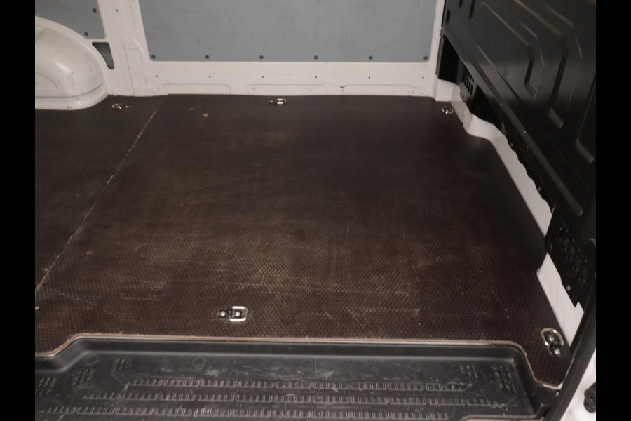 Volkswagen Crafter 30 2.0 TDI L3H3 TREKHAAK NAVI