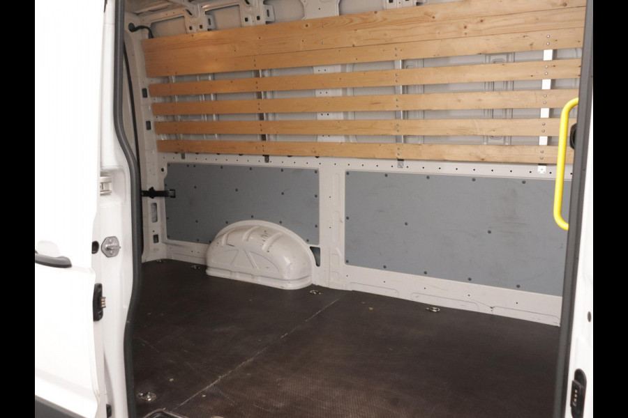 Volkswagen Crafter 30 2.0 TDI L3H3 TREKHAAK NAVI
