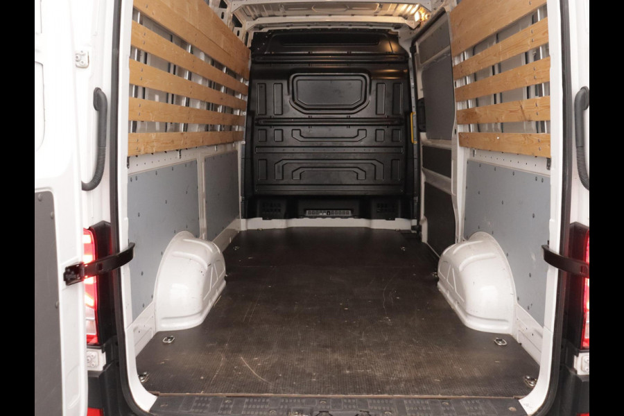 Volkswagen Crafter 30 2.0 TDI L3H3 TREKHAAK NAVI