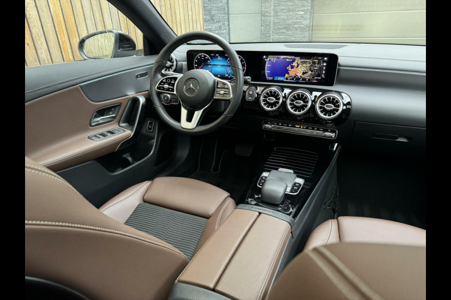 Mercedes-Benz CLA-Klasse Shooting Brake 200 Automaat | Panoramadak | Leer/stof bekleding | Stoelverwarming | Trekhaak elektrisch uitklapbaar| Getint glas