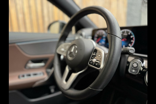 Mercedes-Benz CLA-Klasse Shooting Brake 200 Automaat | Panoramadak | Leer/stof bekleding | Stoelverwarming | Trekhaak elektrisch uitklapbaar| Getint glas