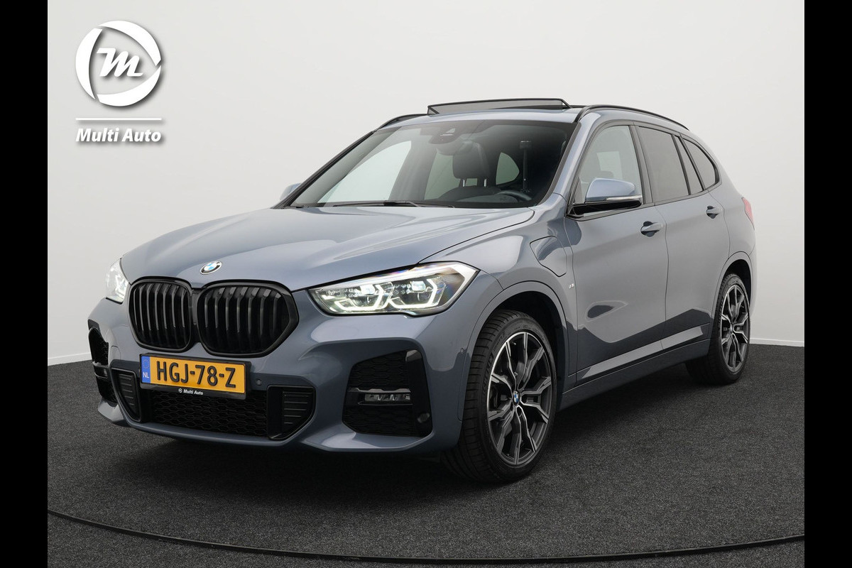 BMW X1 xDrive25e M Sport Plug in Hybrid Storm Bay Metallic PHEV | Panodak | Sportstoelen Leder | Led | Stoelverwarming | Sfeerverlichting | 19'' L.M. |