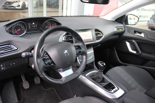 Peugeot 308 SW 1.2 130PK ALLURE | TREKHAAK | PANORAMA DAK | NAVIGATIE | APPLE CARPLAY/ANDROID AUTO | CLIAMTE CONTROL | ADAPTIVE CRUISE CONTROL | PARKEERSENSOREN VOOR EN ACHTER | LICHTMETALEN VELGEN | DAB+ RADIO | ALL SEASON BANDEN |