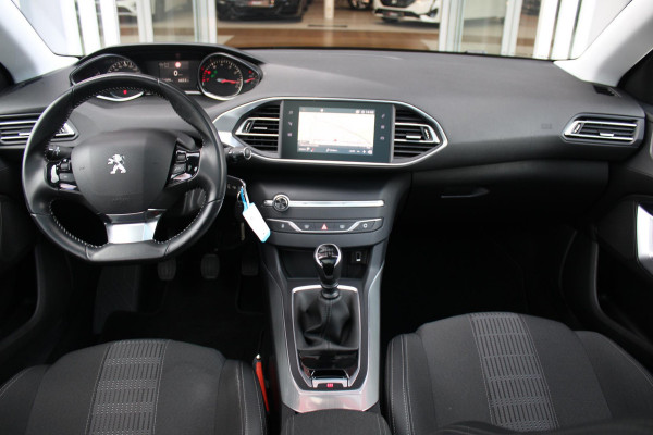 Peugeot 308 SW 1.2 130PK ALLURE | TREKHAAK | PANORAMA DAK | NAVIGATIE | APPLE CARPLAY/ANDROID AUTO | CLIAMTE CONTROL | ADAPTIVE CRUISE CONTROL | PARKEERSENSOREN VOOR EN ACHTER | LICHTMETALEN VELGEN | DAB+ RADIO | ALL SEASON BANDEN |