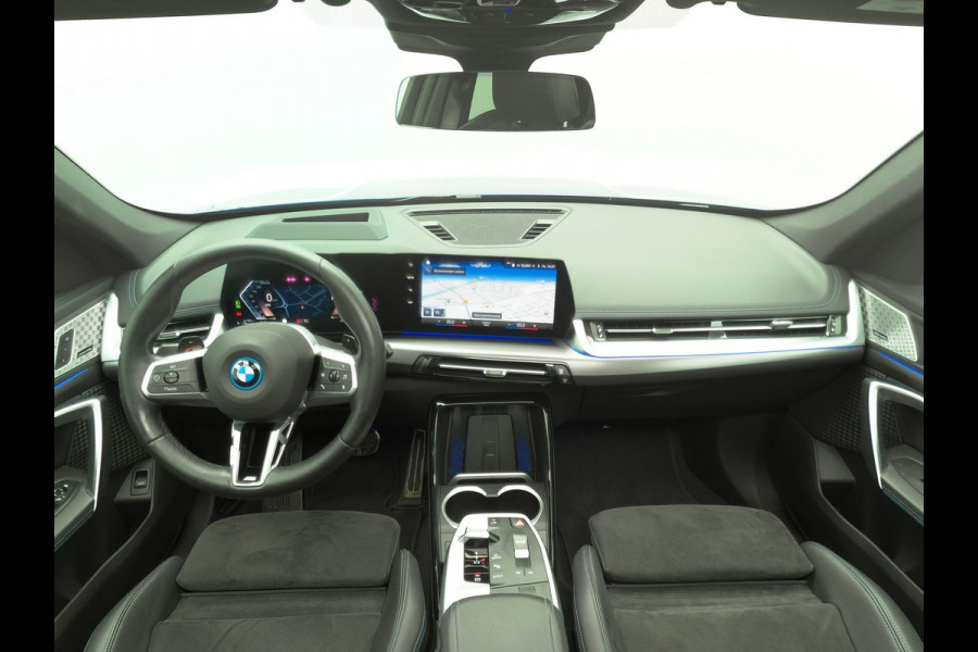 BMW X1 xDrive30e M Sport Plug-in Hybrid Nieuw Model PHEV | Facelift | Trekhaak af fabriek | Panodak | Head Up | Harman Kardon | Adaptive Cruise | 360 Camera | Memory | 19 Inch