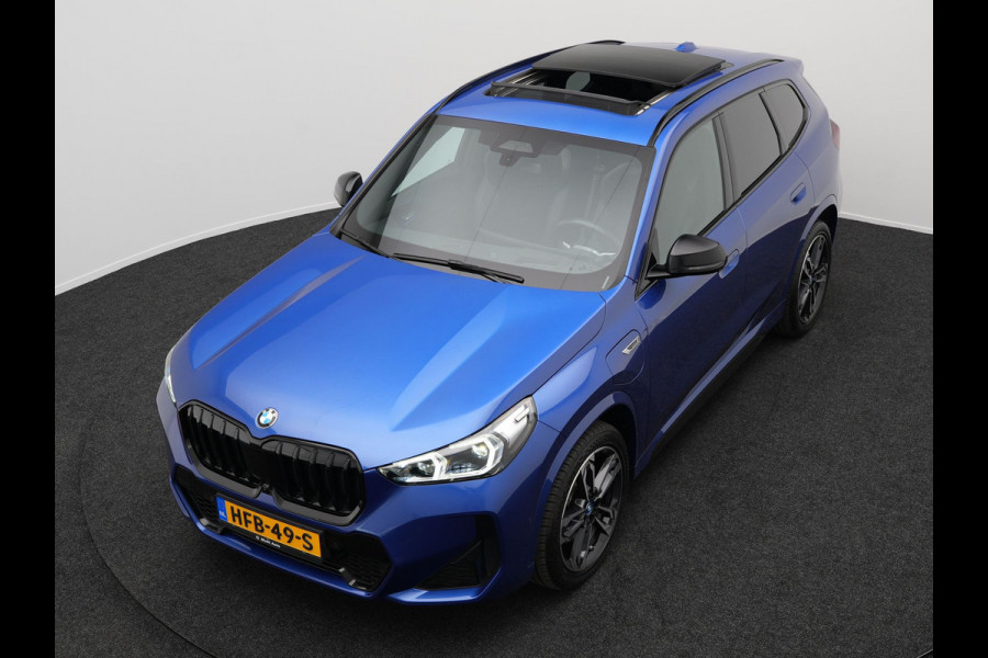 BMW X1 xDrive30e M Sport Plug-in Hybrid Nieuw Model PHEV | Facelift | Trekhaak af fabriek | Panodak | Head Up | Harman Kardon | Adaptive Cruise | 360 Camera | Memory | 19 Inch