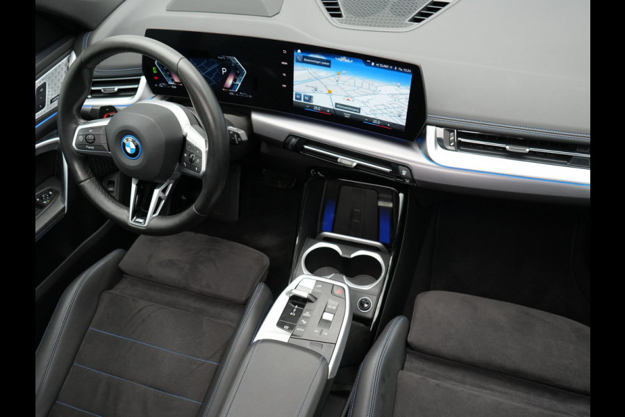 BMW X1 xDrive30e M Sport Plug-in Hybrid Nieuw Model PHEV | Facelift | Trekhaak af fabriek | Panodak | Head Up | Harman Kardon | Adaptive Cruise | 360 Camera | Memory | 19 Inch