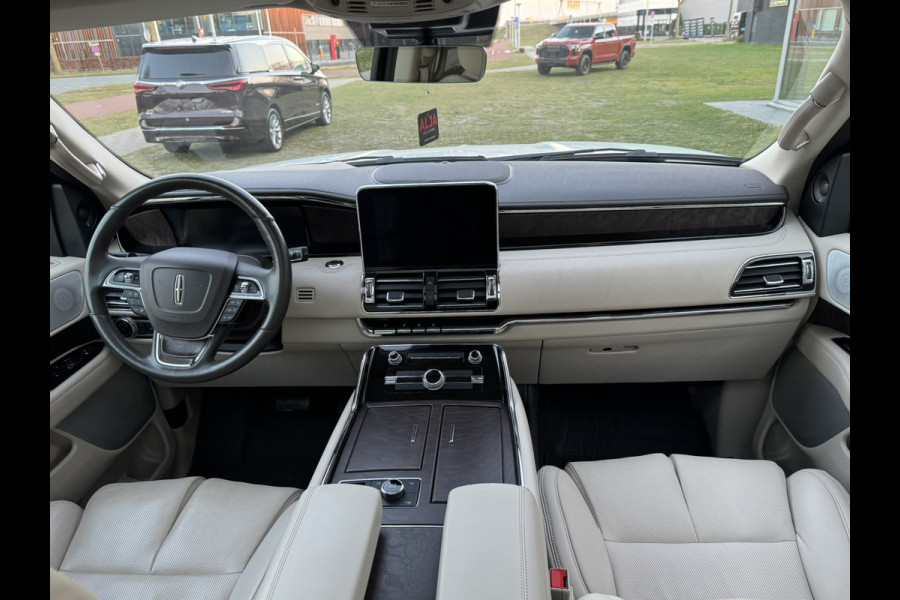 Lincoln Navigator BLACK LABEL FULL SPEC. Pano