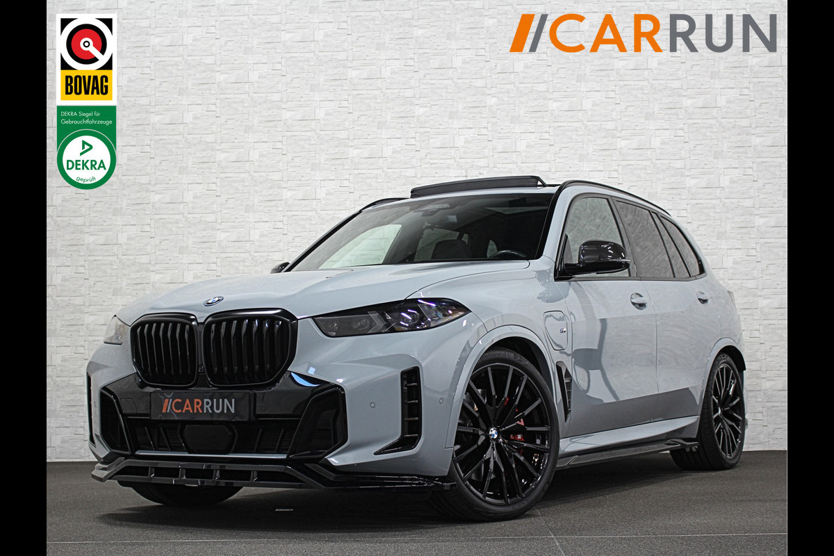 BMW X5 50e M-Performance Seats | M-Sport Pro | 360 Camera | ACC | Carbon | Massage | Head-Up | Stoelventilatie | Iconic-Glow | Harman-Kardon | Stoelverwarming V+A | 4-Zone Clima | Keyless-Entry | Trekhaak | Ambient-Air | Indiv. Leder | Glaspook | Beker Koeling/Verwarmd | M-Gordels | 22'' | Iso-Glas |