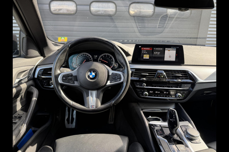 BMW 5 Serie Touring 520i High Executive M-Sport | Navigatie | Cruise Control | 19 Inch Lichtmetalen Velgen | Parkeersensoren |