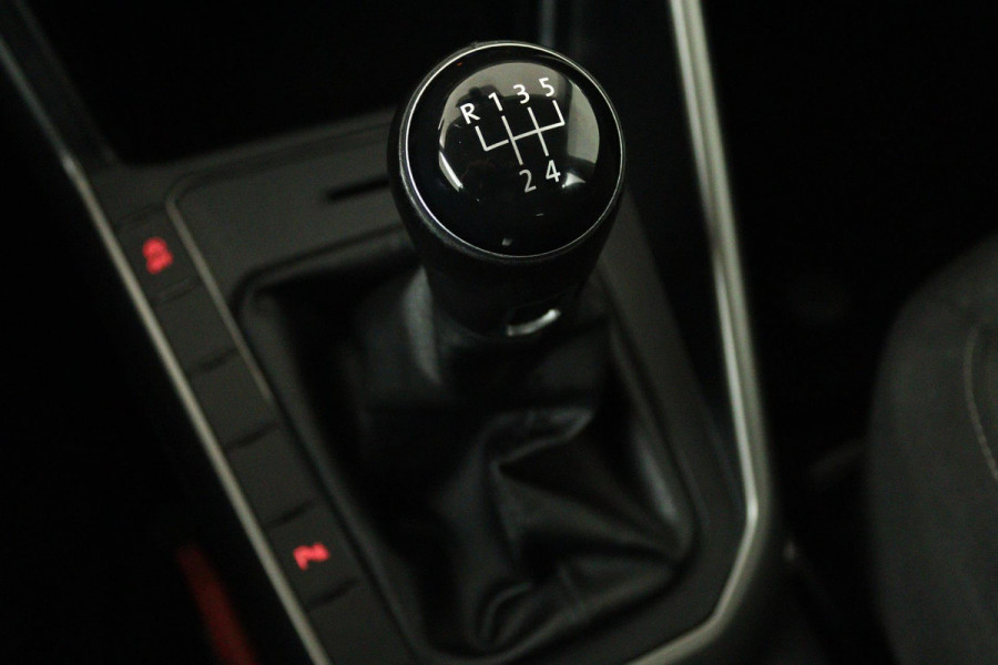 Volkswagen Polo 1.0 TSI Comfortline (PARKEERSENSOREN, CRUISE ADAPTIEF, NAVIGATIE, DIGITAL DASHBOARD, NL-AUTO, GOED ONDERHOUDEN)