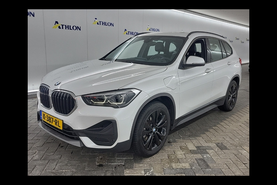 BMW X1 xDrive25e High Executive 221 PK [PANORAMADAK, VOL LEDER, STOELVERWARMING, ALARM KLASSE 3, HEAD UP, NIEUWSTAAT]