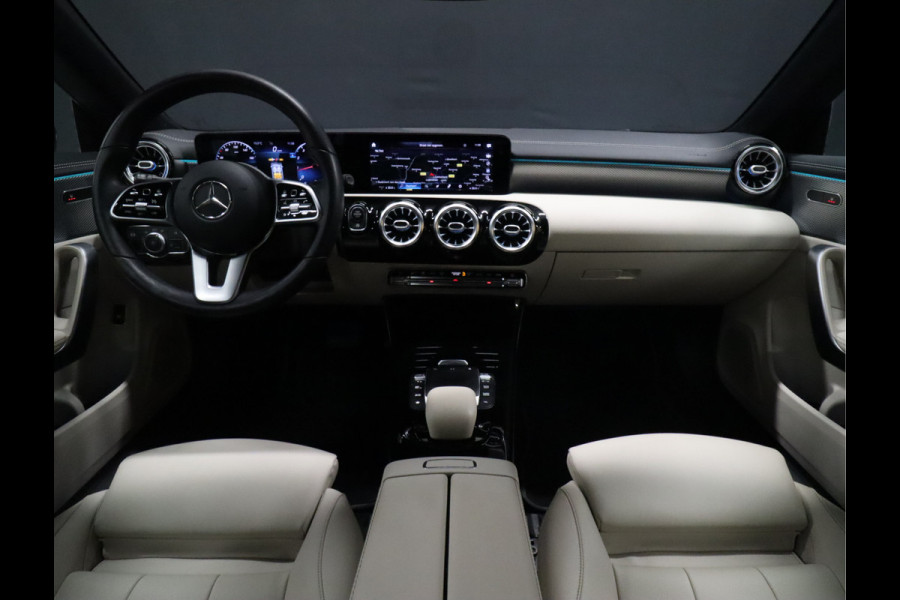 Mercedes-Benz CLA-Klasse Shooting Brake 200 Luxury Line [APPLE CARPLAY, DIGITAL DASH, CRUISE CONTROL, CAMERA, SFEERVERLICHTING, STOELVERWARMING, FLIPPERS, NAVIGATIE, NIEUWSTAAT]