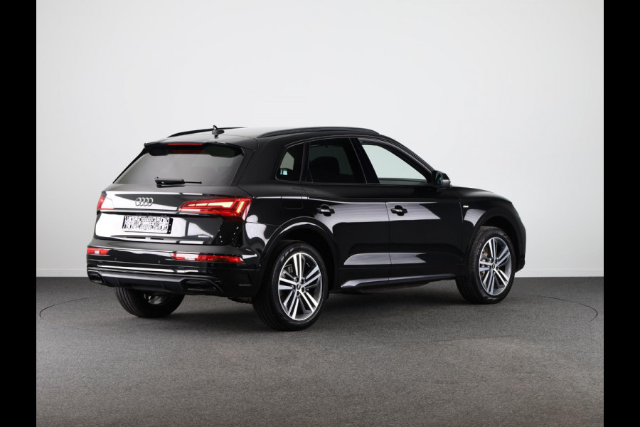 Audi Q5 50 TFSI e quattro S edition 299 pk S-tronic | Navigatie | Trekhaak uitklapbaar | Parkeersensoren (Park assist) | Rondomzicht camera | Stoelverwarming V+A | Matrix LED koplampen | S-line |