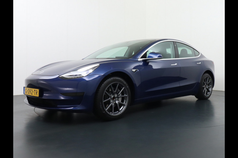 Tesla Model 3 SR+60kWh 325PK 18" AutoPilot Leer PanoDak Adaptive cruise Camera's Elektr.-Stuur+Stoelen+Spiegels+Geheugen+Easy-Entry+Verwarmde  Ecc Navigatiesysteem full map LED-a+v Comfortstoel(en) ACC Dual-ECC DAB Voorverwarmen interieur via App Keyless via Telefoonsleutel One-Pedal-Drive Orig. nlse auto tot 11kw laden thuis ! Garantie Accu tot  16-12-2027 max 160.000km 1584kg licht!