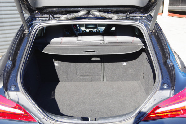 Mercedes-Benz CLA-Klasse Shooting Brake 180 AMG NIGHT, AUT. LED, PANODAK, SPORTSTOELEN, 18'' AMG, CRUISE, NAVI, AIRCO, STOELVERWARMING