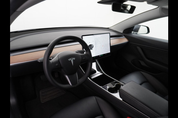 Tesla Model 3 SR+ RWD 60kWh 325PK Lmv 18" AutoPilot Premium-Luidsprekers Leder PanoDak Adaptive cruise Camera's Elektr.-Stuur+Stoelen+Spiegels Navi Lane-Assist Speed-Assist LED ACC DAB Voorverwarmen interieur en Keyless via App One-Pedal-Drive Origineel Nederlandse auto tot 11kw laden thuis ! Garantie Accu tot 20-11-2027 max 160.000km