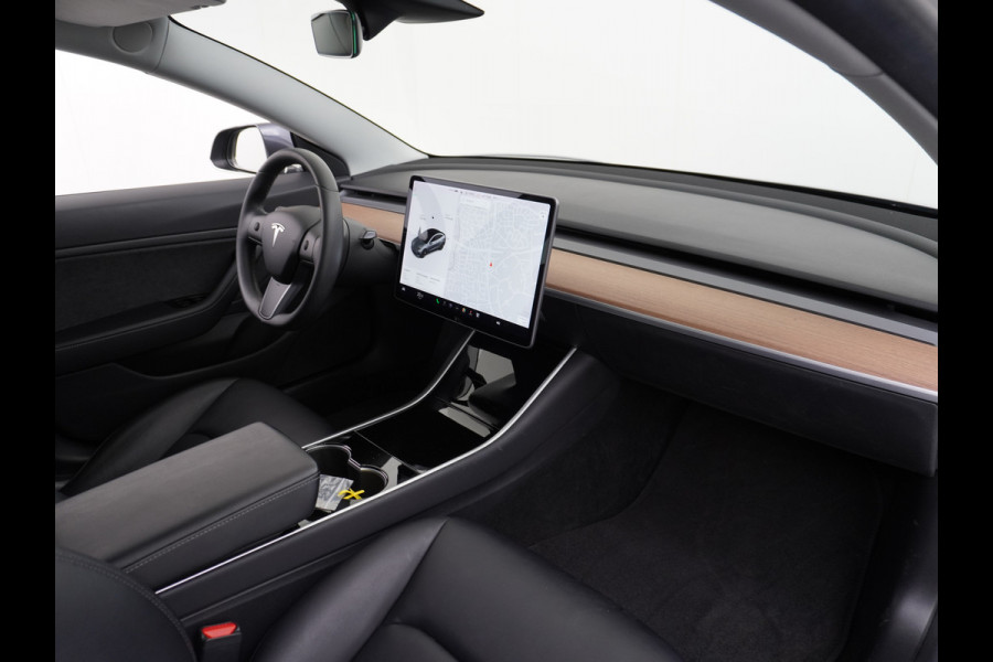 Tesla Model 3 SR+ RWD 60kWh 325PK Lmv 18" AutoPilot Premium-Luidsprekers Leder PanoDak Adaptive cruise Camera's Elektr.-Stuur+Stoelen+Spiegels Navi Lane-Assist Speed-Assist LED ACC DAB Voorverwarmen interieur en Keyless via App One-Pedal-Drive Origineel Nederlandse auto tot 11kw laden thuis ! Garantie Accu tot 20-11-2027 max 160.000km