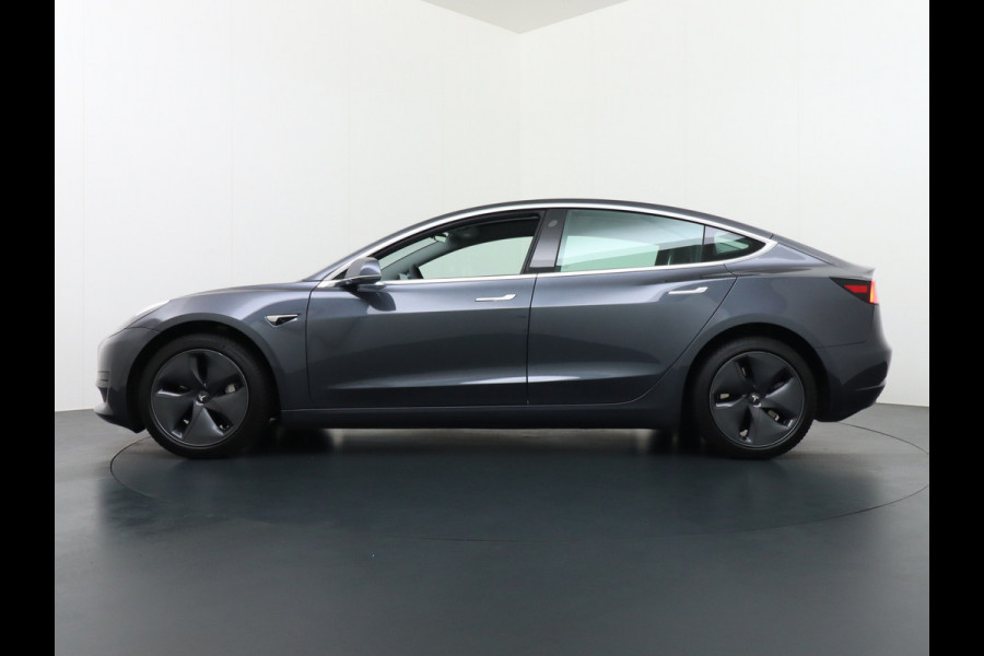 Tesla Model 3 SR+ RWD 60kWh 325PK Lmv 18" AutoPilot Premium-Luidsprekers Leder PanoDak Adaptive cruise Camera's Elektr.-Stuur+Stoelen+Spiegels Navi Lane-Assist Speed-Assist LED ACC DAB Voorverwarmen interieur en Keyless via App One-Pedal-Drive Origineel Nederlandse auto tot 11kw laden thuis ! Garantie Accu tot 20-11-2027 max 160.000km