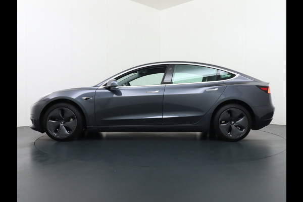 Tesla Model 3 SR+ RWD 60kWh 325PK Lmv 18" AutoPilot Premium-Luidsprekers Leder PanoDak Adaptive cruise Camera's Elektr.-Stuur+Stoelen+Spiegels Navi Lane-Assist Speed-Assist LED ACC DAB Voorverwarmen interieur en Keyless via App One-Pedal-Drive Origineel Nederlandse auto tot 11kw laden thuis ! Garantie Accu tot 20-11-2027 max 160.000km