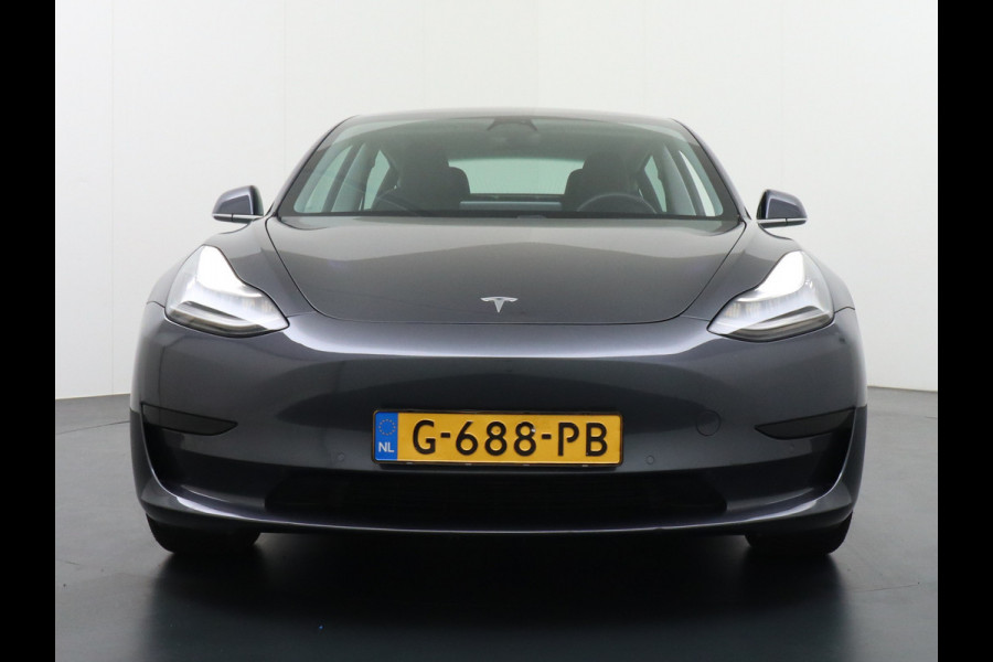 Tesla Model 3 SR+ RWD 60kWh 325PK Lmv 18" AutoPilot Premium-Luidsprekers Leder PanoDak Adaptive cruise Camera's Elektr.-Stuur+Stoelen+Spiegels Navi Lane-Assist Speed-Assist LED ACC DAB Voorverwarmen interieur en Keyless via App One-Pedal-Drive Origineel Nederlandse auto tot 11kw laden thuis ! Garantie Accu tot 20-11-2027 max 160.000km