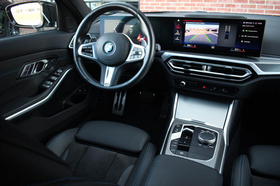 BMW 3 Serie Touring 330e M-Sport el-trekh el-zetels HUD 19inch camera HiFi