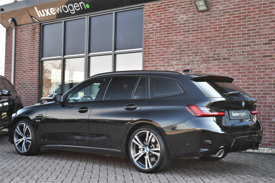 BMW 3 Serie Touring 330e M-Sport el-trekh el-zetels HUD 19inch camera HiFi