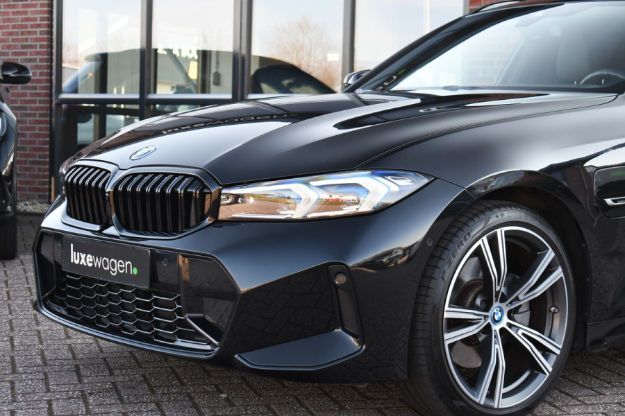 BMW 3 Serie Touring 330e M-Sport el-trekh el-zetels HUD 19inch camera HiFi