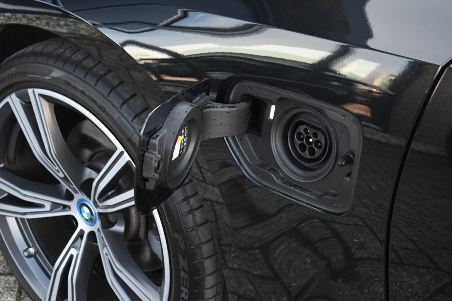 BMW 3 Serie Touring 330e M-Sport el-trekh el-zetels HUD 19inch camera HiFi