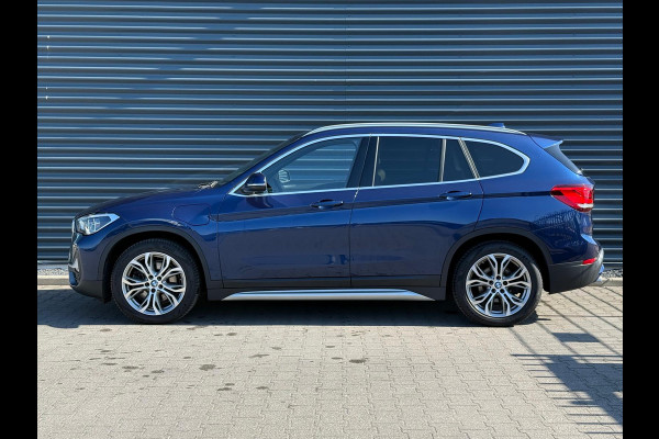 BMW X1 xDrive25e XLine Plug in Hybrid PHEV | Panodak | Adaptive Cruise | Camera | LED | Sportstoelen Leder | Sfeerverlichtiging |