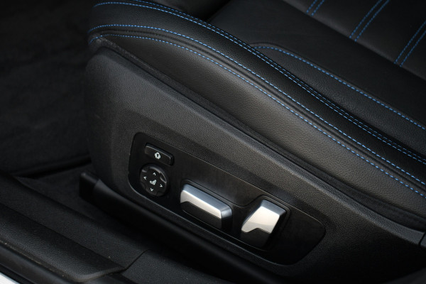 BMW 3 Serie Touring 330e xDrive M-Sport Dravit Pano HUD El-zetels Adp-demping Camera