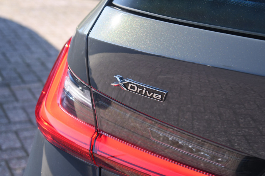 BMW 3 Serie Touring 330e xDrive M-Sport Dravit Pano HUD El-zetels Adp-demping Camera