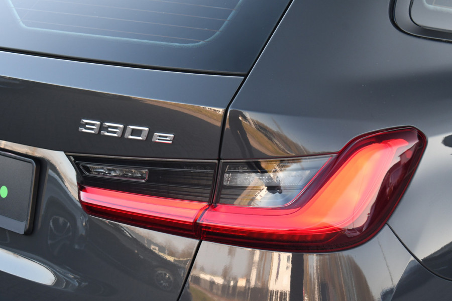 BMW 3 Serie Touring 330e xDrive M-Sport Dravit Pano HUD El-zetels Adp-demping Camera