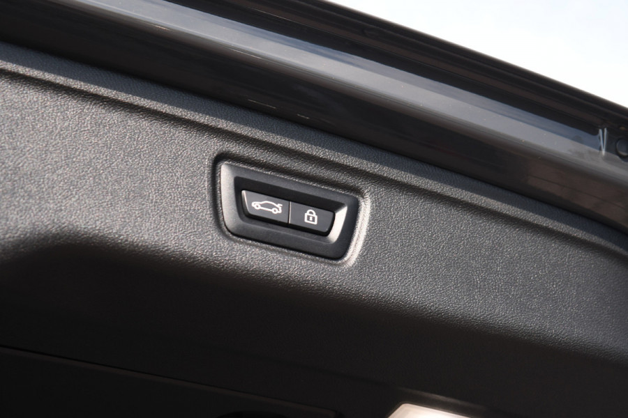 BMW 3 Serie Touring 330e xDrive M-Sport Dravit Pano HUD El-zetels Adp-demping Camera